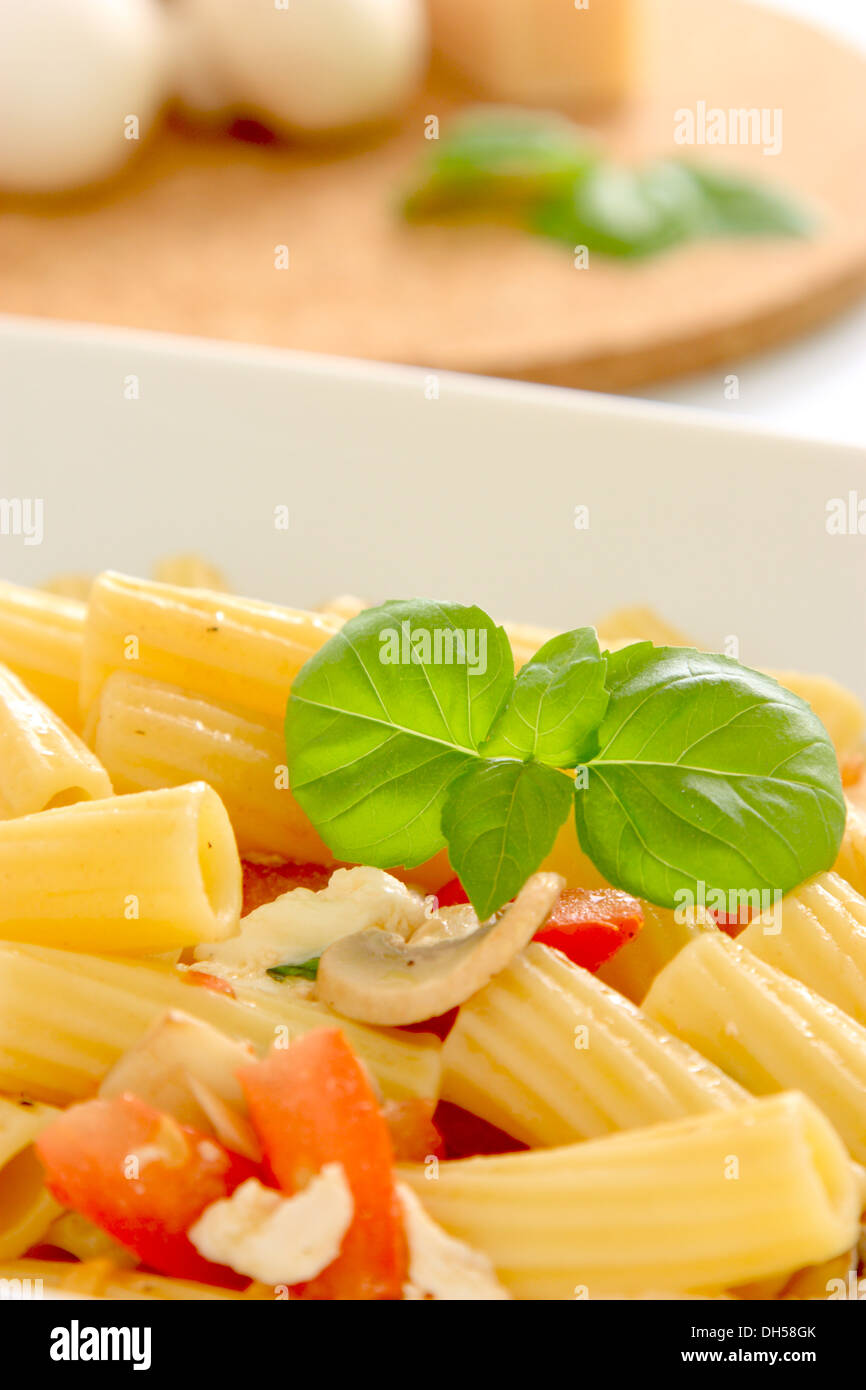 Les pâtes italiennes avec tomates, mozzarella et champignons. Banque D'Images