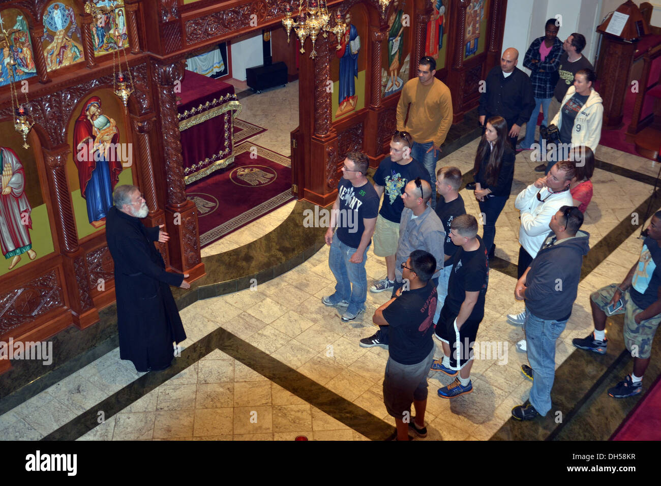 Affectés à des soldats du 1er Bataillon, 41e Régiment d'artillerie, 1st Armored Brigade Combat Team, Troisième Division d'infanterie, visiter Saint Paul's Greek Orthodox Church, situé dans le centre de Savannah, en Géorgie, dans le cadre d'une tournée, qui a eu lieu le 2 oct. Banque D'Images Affectés à des soldats du 1er Bataillon, 41e Régiment d'artillerie, 1st Armored Brigade Combat Team, Troisième Division d'infanterie, visiter Saint Paul's Greek Orthodox Church, situé dans le centre de Savannah, en Géorgie, dans le cadre d'une tournée, qui a eu lieu le 2 oct. Banque D'Images