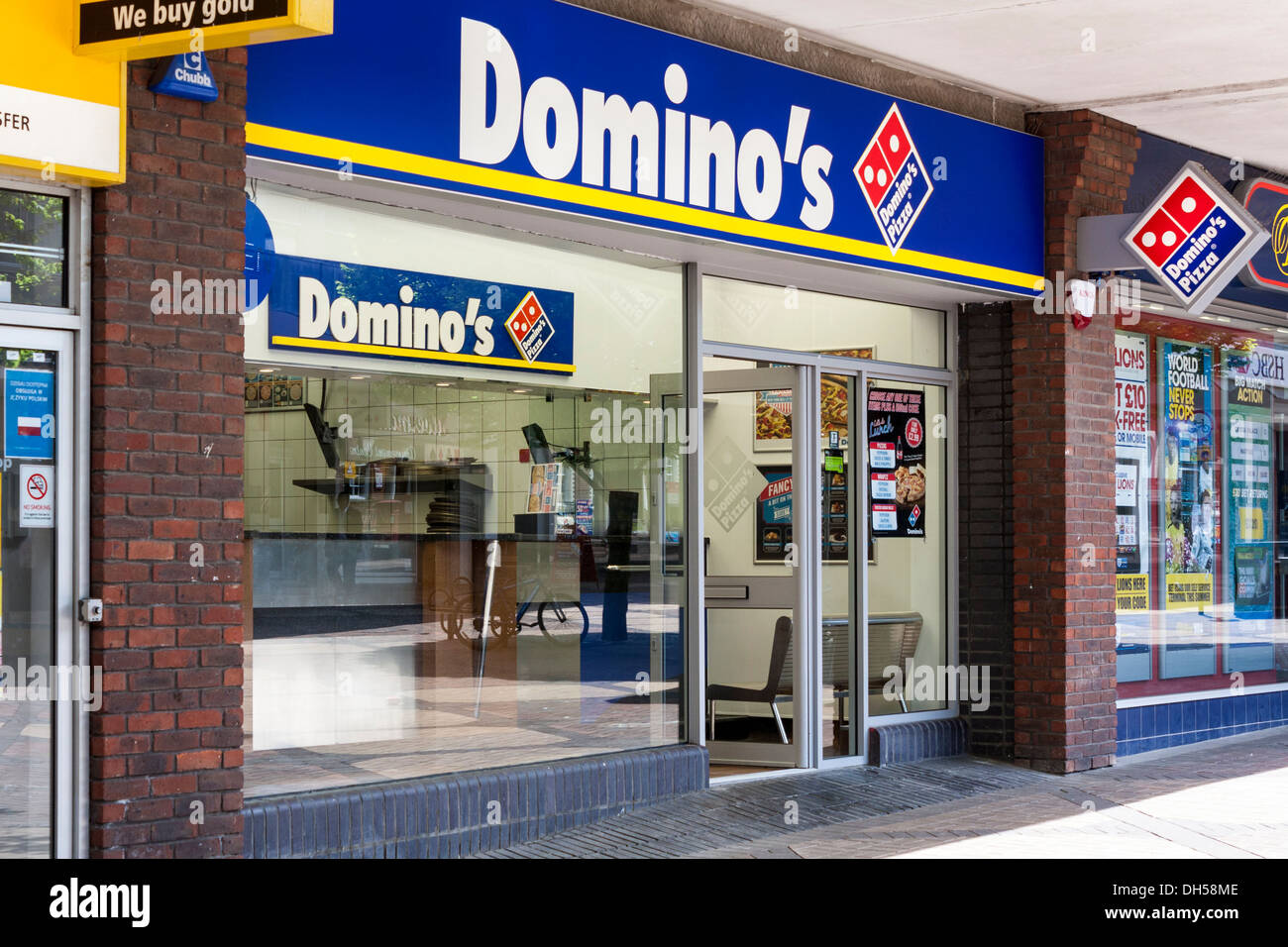 Vue extérieure d'une succursale de la chaîne Domino's Pizza. Banque D'Images