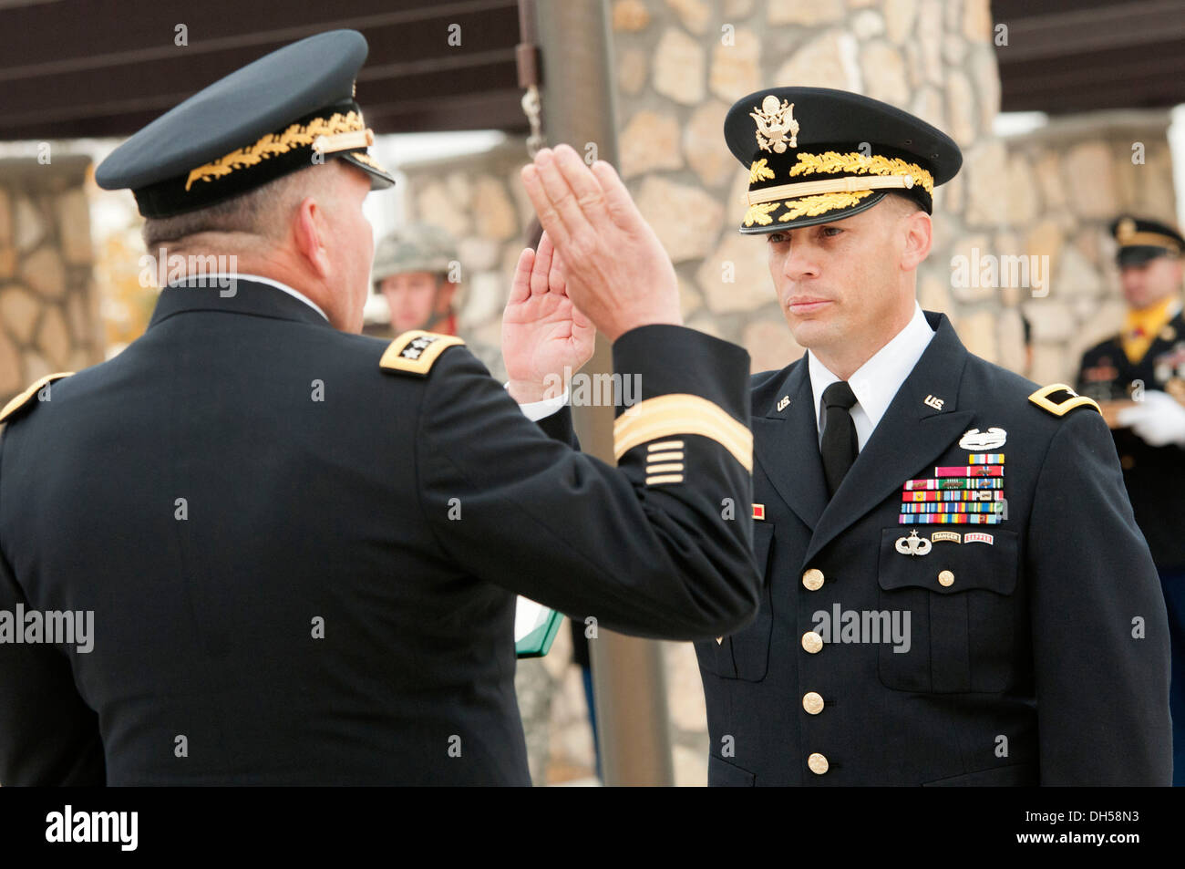 Le brig. Le général Scott McKean, général commandant adjoint des opérations à Fort Bliss et la 1ère division blindée, récite le serment d'office au cours de sa cérémonie de promotion le 29 octobre 2013, à la 1ère annonce siège le Moyen-Orient Fort Bliss. Le général James D. Thurman, pour Banque D'Images