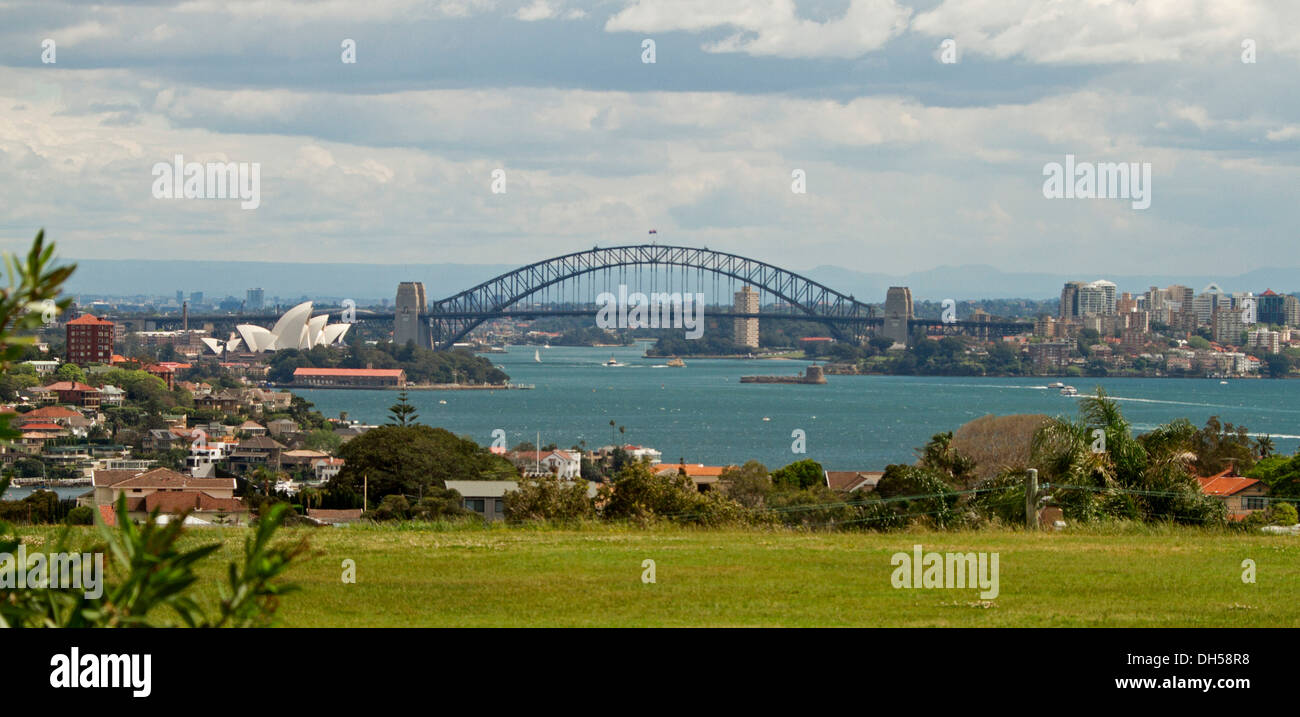 Paysage panoramique de la ville montrant Sydney Harbour Bridge, l'emblématique opéra, et maisons à côté d'eaux bleues de Darling Harbour Banque D'Images