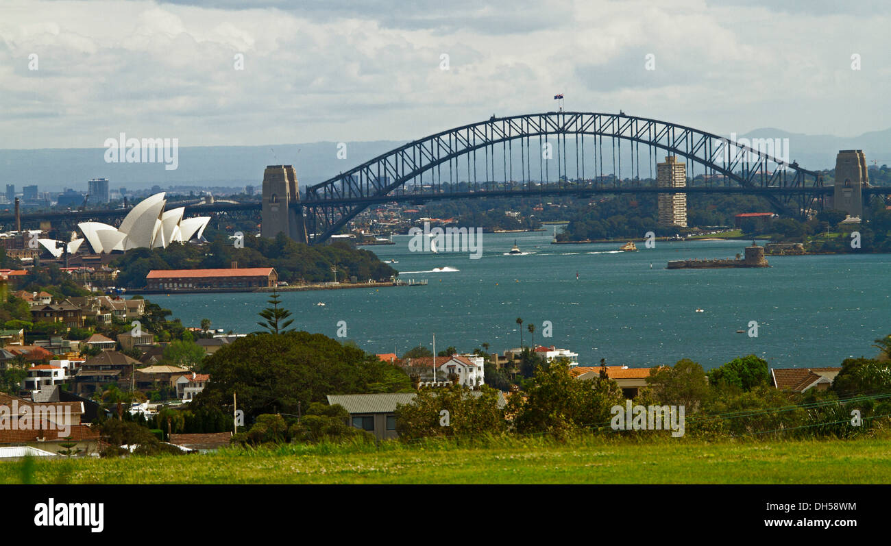 Paysage de ville montrant Sydney Harbour Bridge, opéra, emblématique et maisons à côté d'eaux bleues de Darling Harbour Banque D'Images