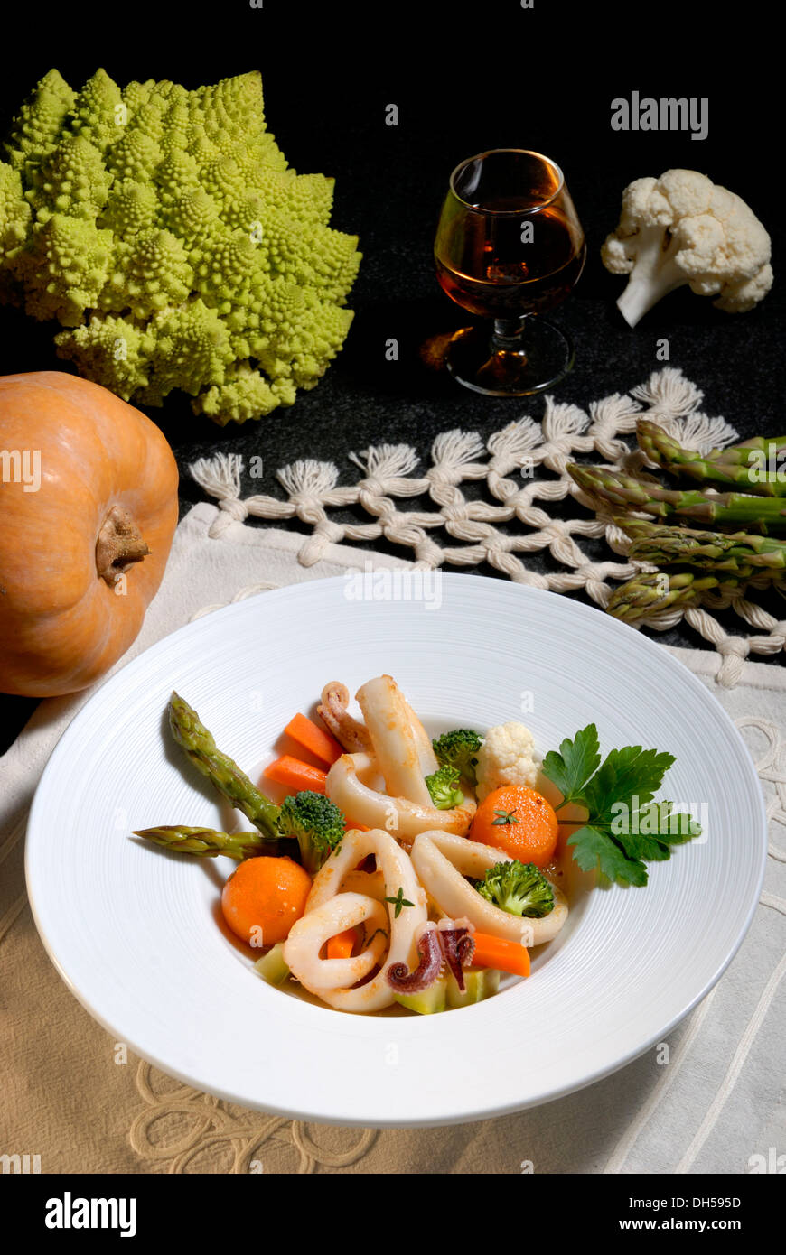 Anneaux de calmars avec légumes Banque D'Images