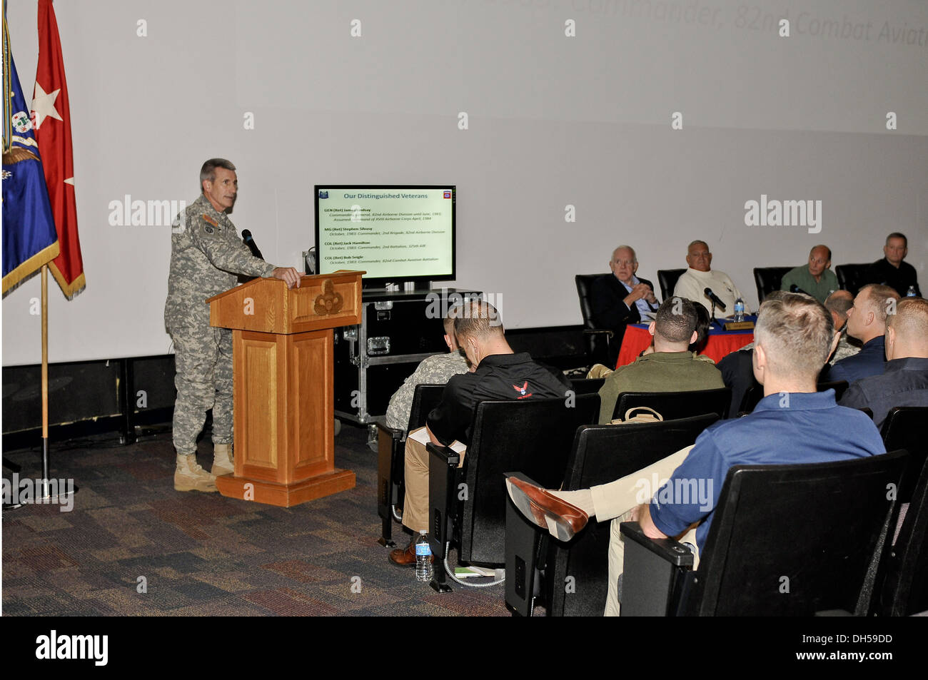 Le major-général John W. Nicholson Jr., commandant de la 82e Division aéroportée, adresses d'urgence Opération anciens combattants Fury et en l'état actuel, les dirigeants de la division des Opérations spéciales et l'Air Museum de Fayetteville, NC, le 25 octobre. La 2e Brigade de la division Co Banque D'Images