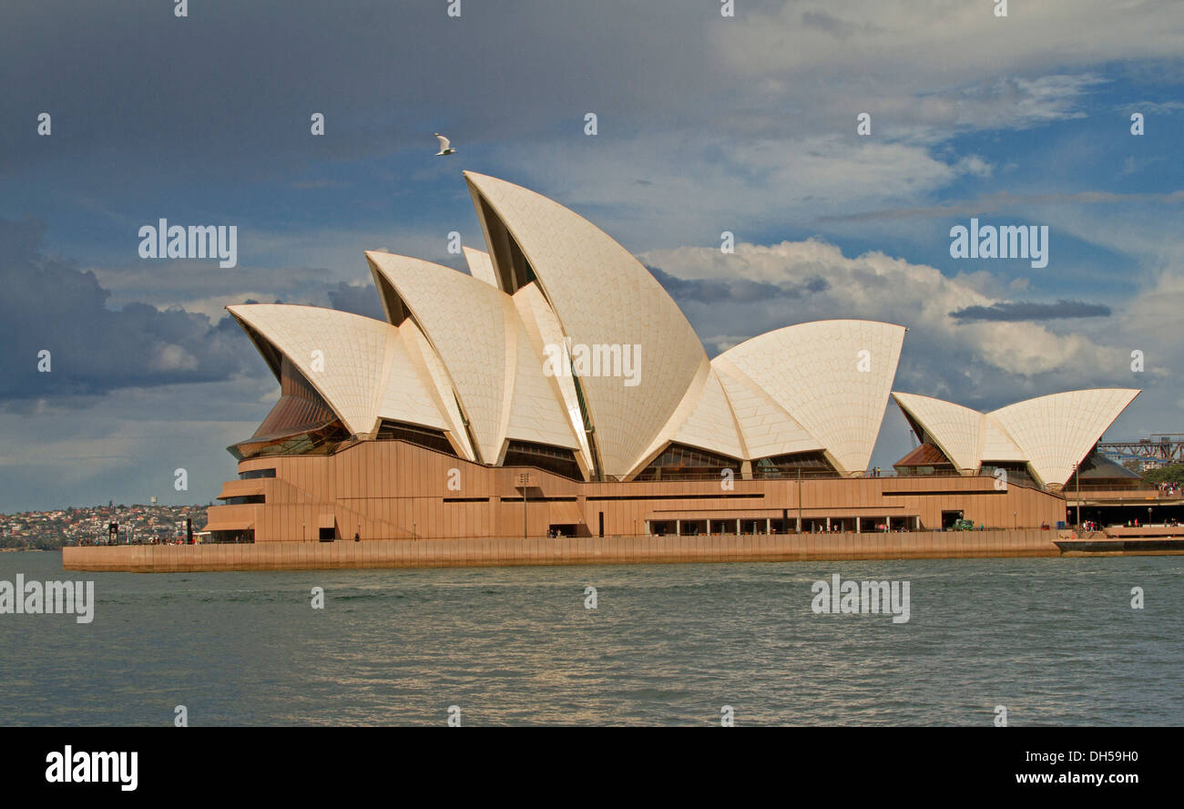L'opéra de Sydney, édifice emblématique de l'eau à côté du port dans le capitale de NSW Australie Banque D'Images