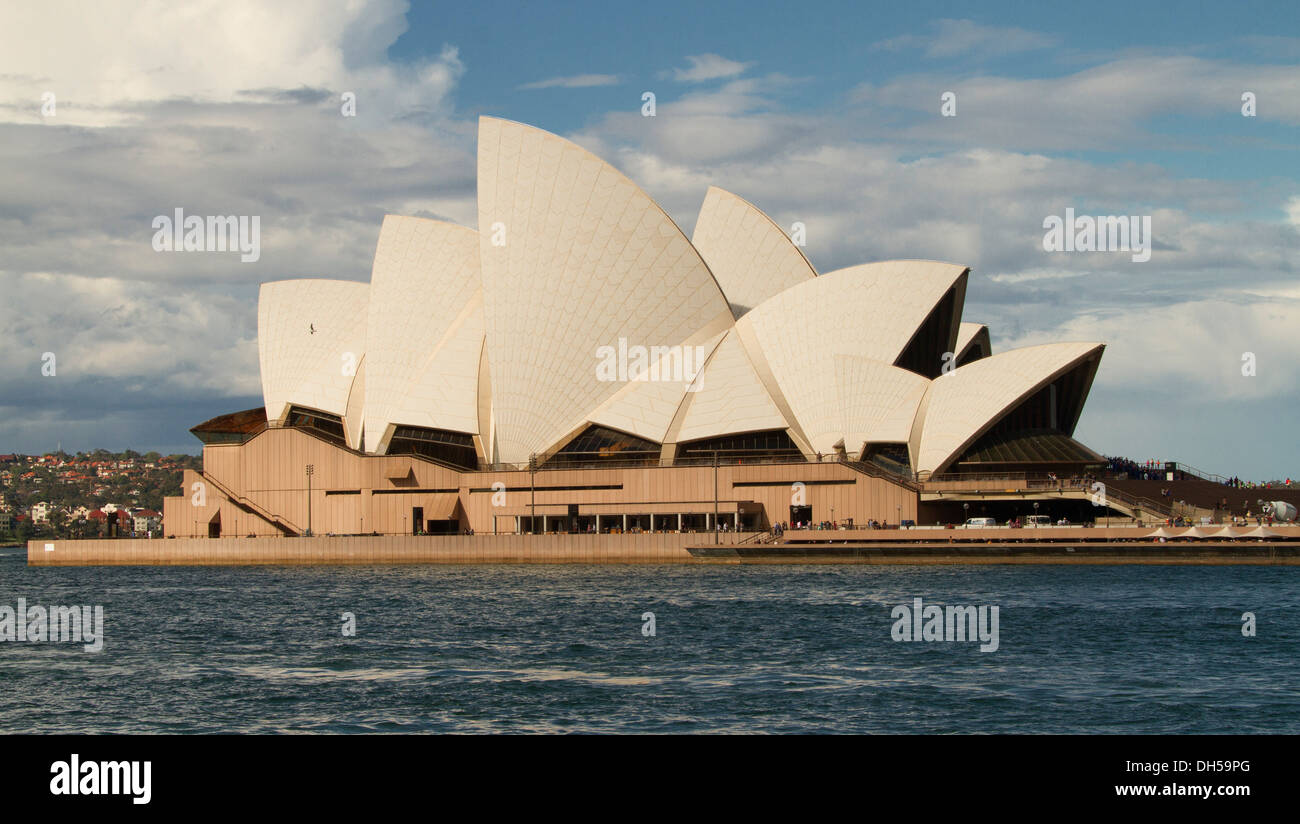L'opéra de Sydney, édifice emblématique de l'eau à côté du port dans le capitale de NSW Australie Banque D'Images