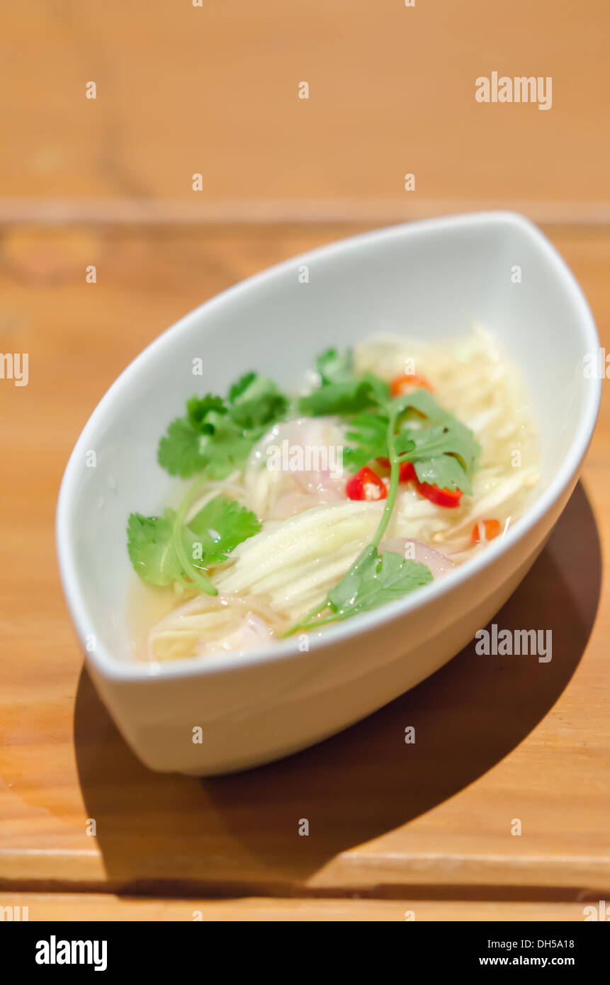 Salade de mangue verte épicée dans bol blanc Banque D'Images