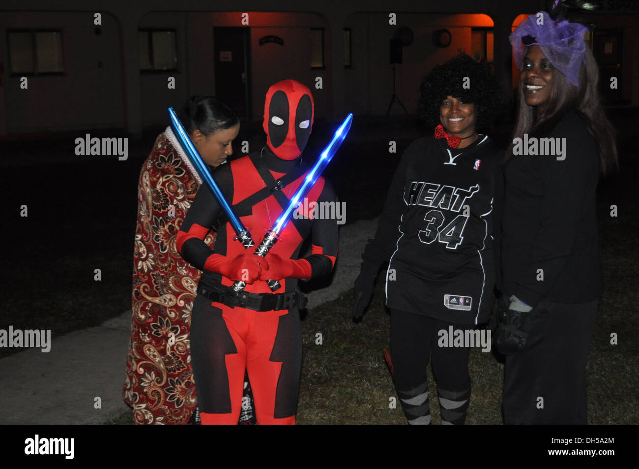 Des soldats du 70e Bataillon de soutien de la brigade des incendies, 210e Brigade, 2e Division d'infanterie, montrer leurs costumes de Halloween avant de commencer un bataillon Halloween fun run. Cette exécution axée sur la construction de la cohésion de l'unité et le moral tout au long de l'unité. Banque D'Images