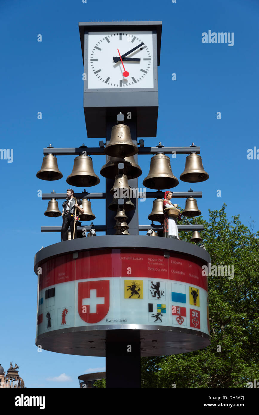 Horloge suisse à Leicester Square, London, England, UK Banque D'Images