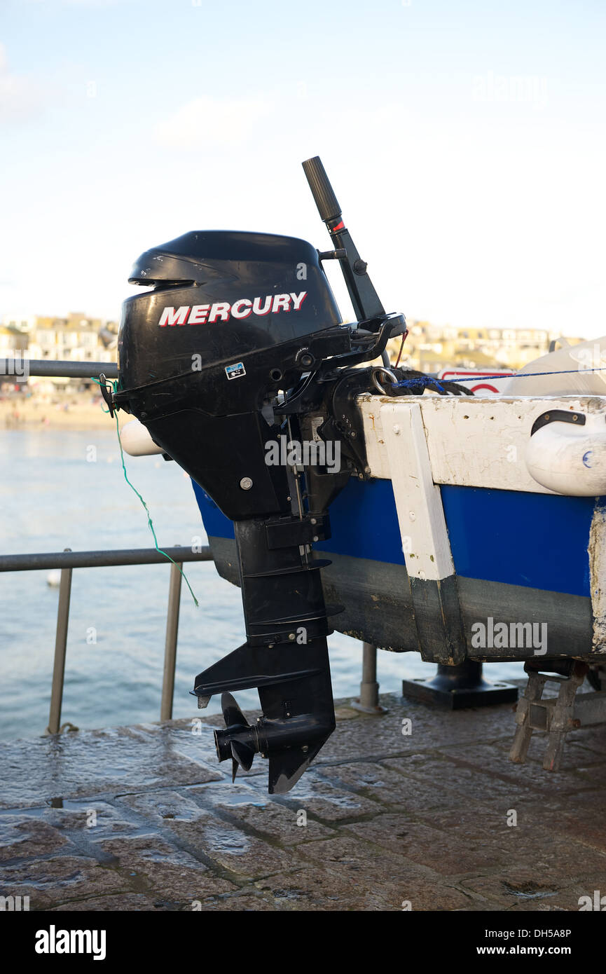 Un moteur hors-bord bateau mercury moteur sur un bateau à St Ives Cornwall. Banque D'Images