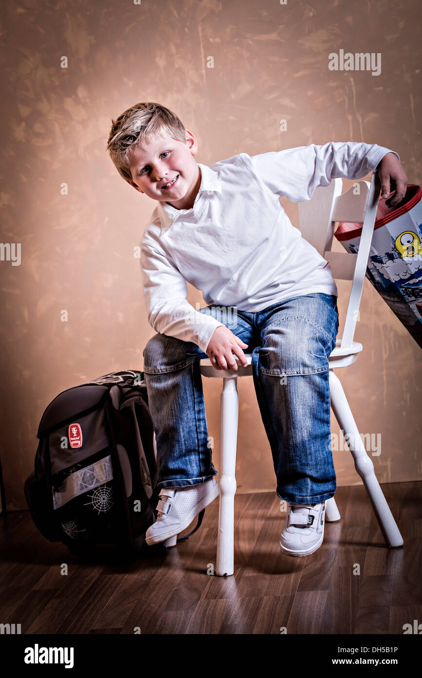 School Boy, première niveleuse avec un sac d'école Banque D'Images