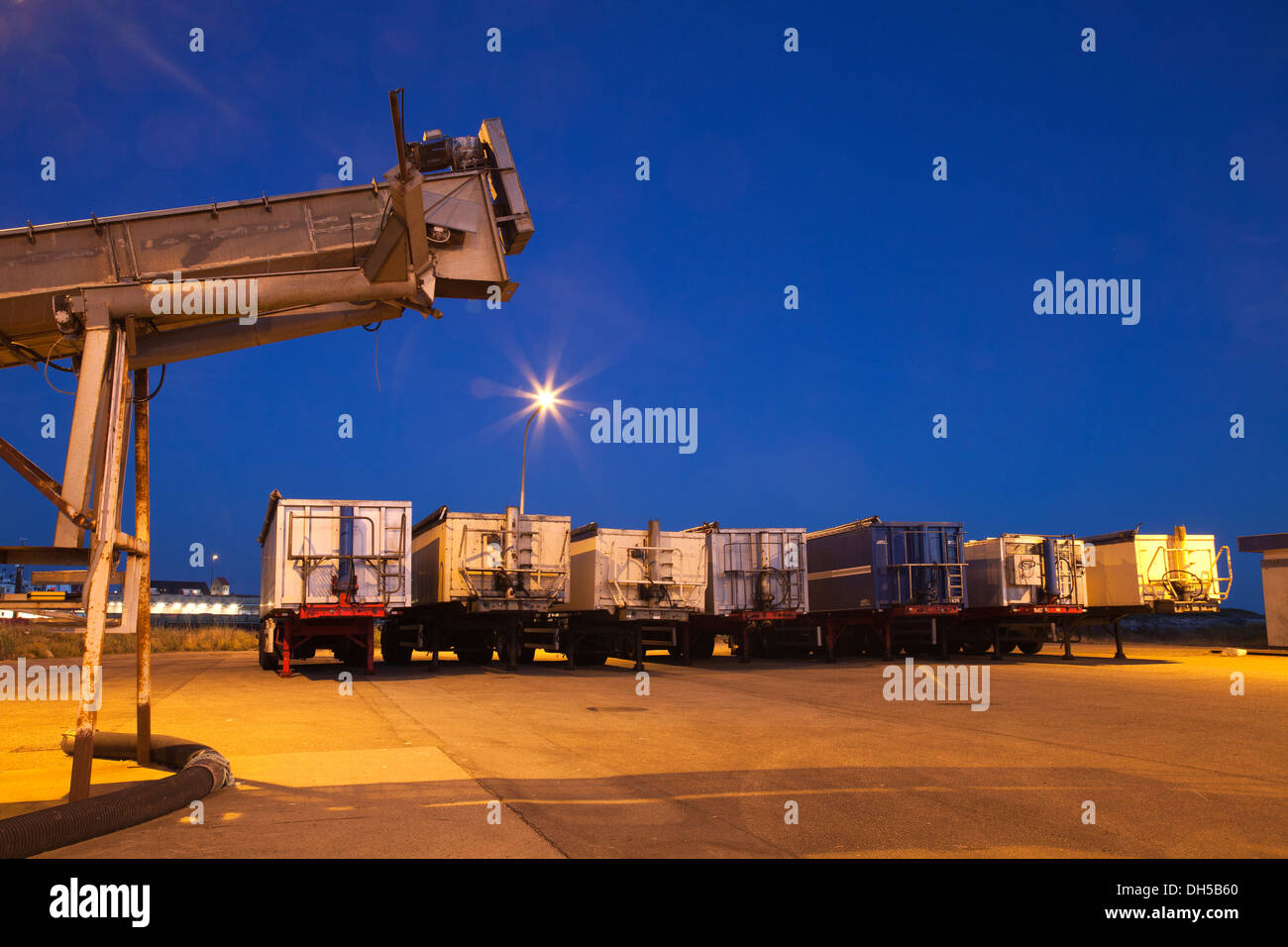 Remorques de camion dans un port la nuit Banque D'Images