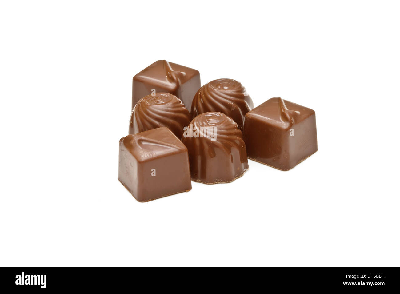 Pralines au chocolat sur fond blanc Banque D'Images