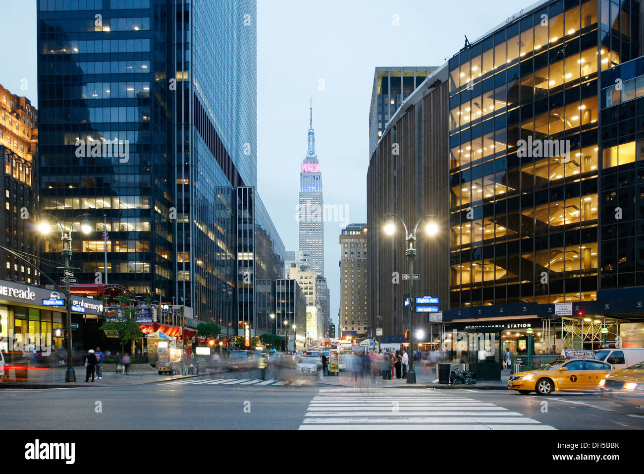La 8e Avenue, Madison Square Garden, Empire State Building, Manhattan, New York City, New York, United States Banque D'Images