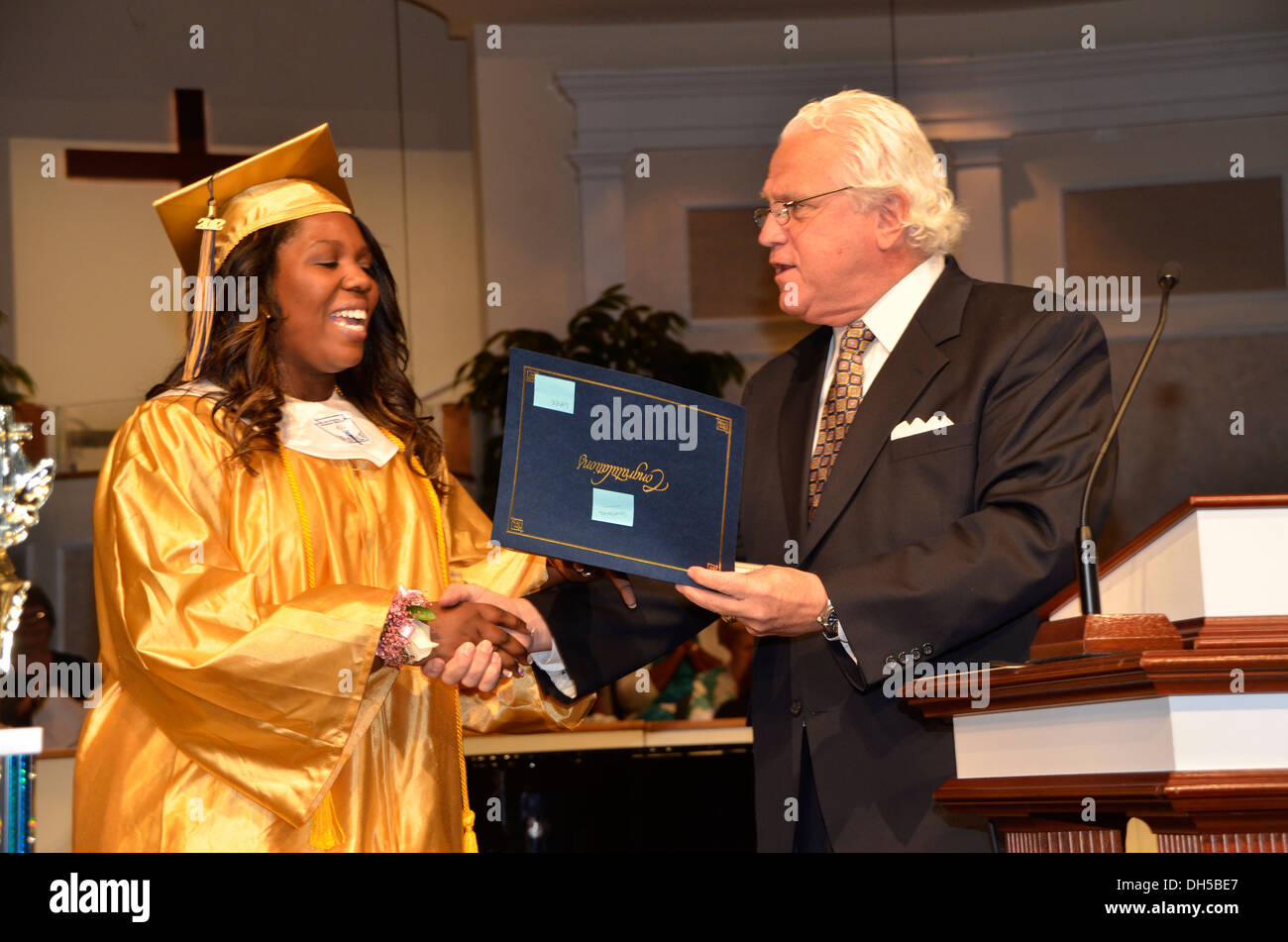 Le sénateur du Maryland Michael Miller présente un diplôme d'un étudiant diplômé d'une école secondaire d'obtention du diplôme, Banque D'Images