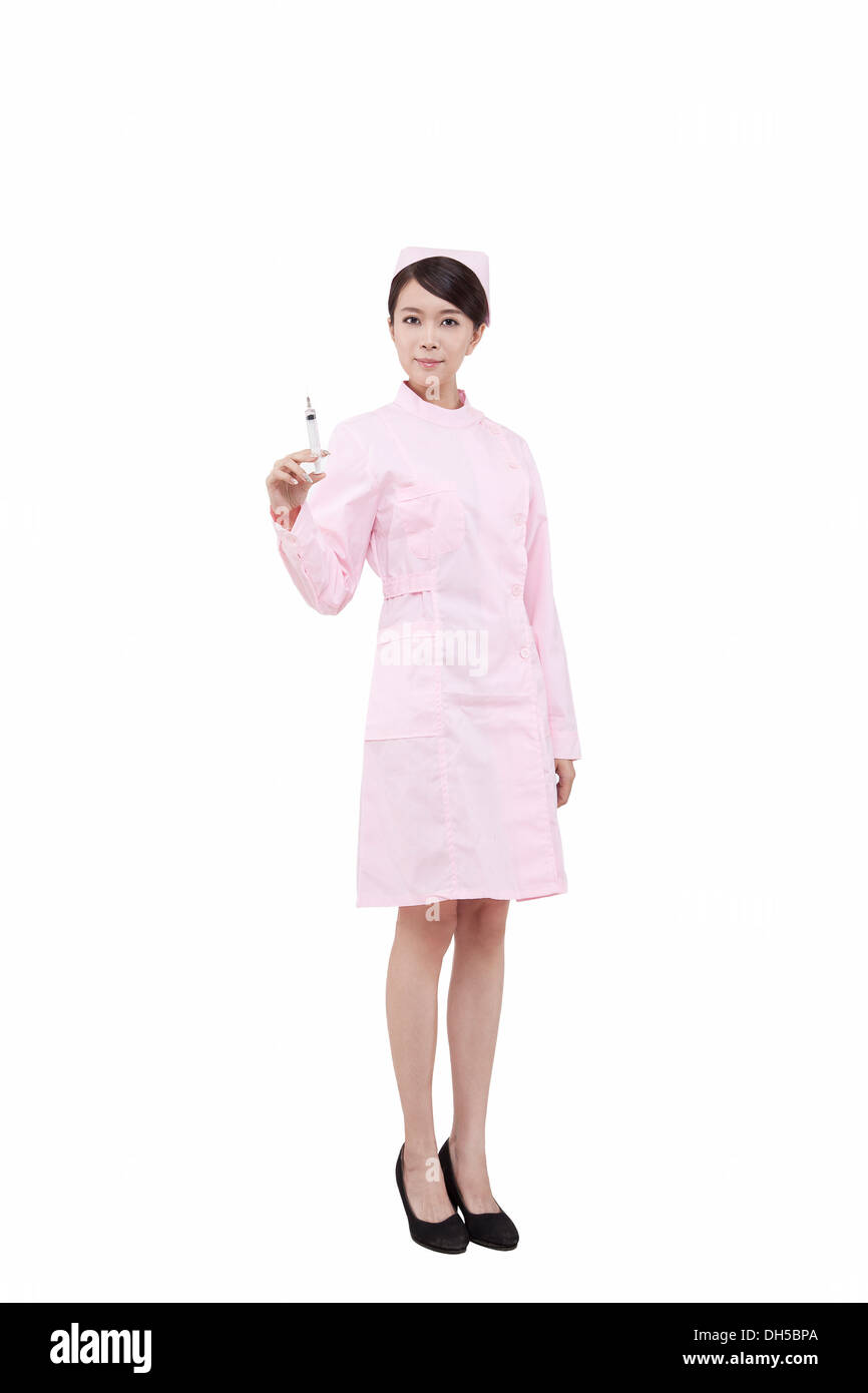 Les jeunes femmes orientales nurse holding a syringe Banque D'Images