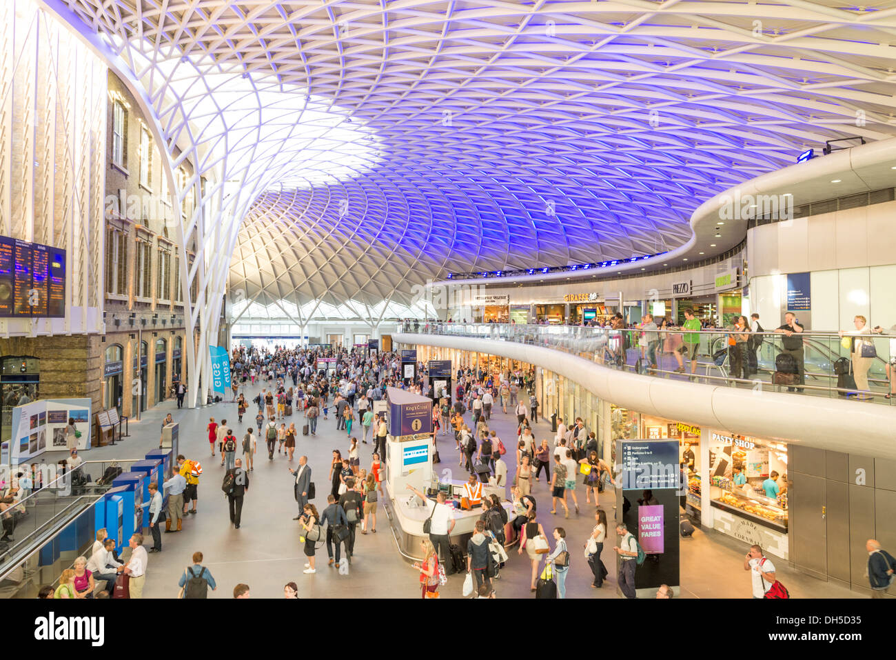 Le hall de l'ouest à la gare de King's Cross, Londres, Angleterre, Royaume-Uni Banque D'Images