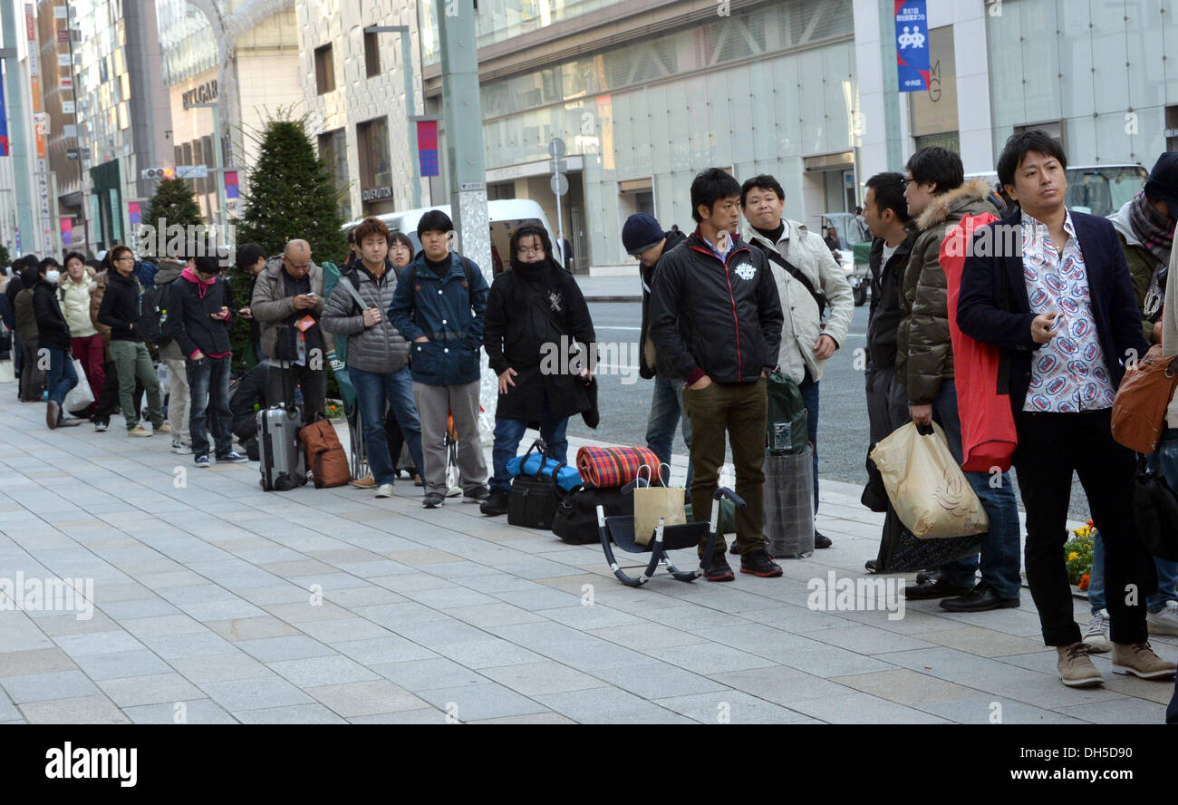 Tokyo, Japon. 1er novembre 2013. Une scène familière est répétée en face de l'Apple Store dans le quartier commerçant de Ginza qu'environ 300 personnes forment une longue ligne d'obtenir leurs mains sur nouvel iPad Air et iPad mini le vendredi, Novembre 1, 2013. L'iPad MINI, Apple est plus fin et plus léger version de son ordinateur tablette, et une version améliorée de son plus petit iPad mini ont été mis en vente dans tout le pays dans les Apple Store et les émissaires des transporteurs japonais mobile communications. Credit : Natsuki Sakai/AFLO/Alamy Live News Banque D'Images