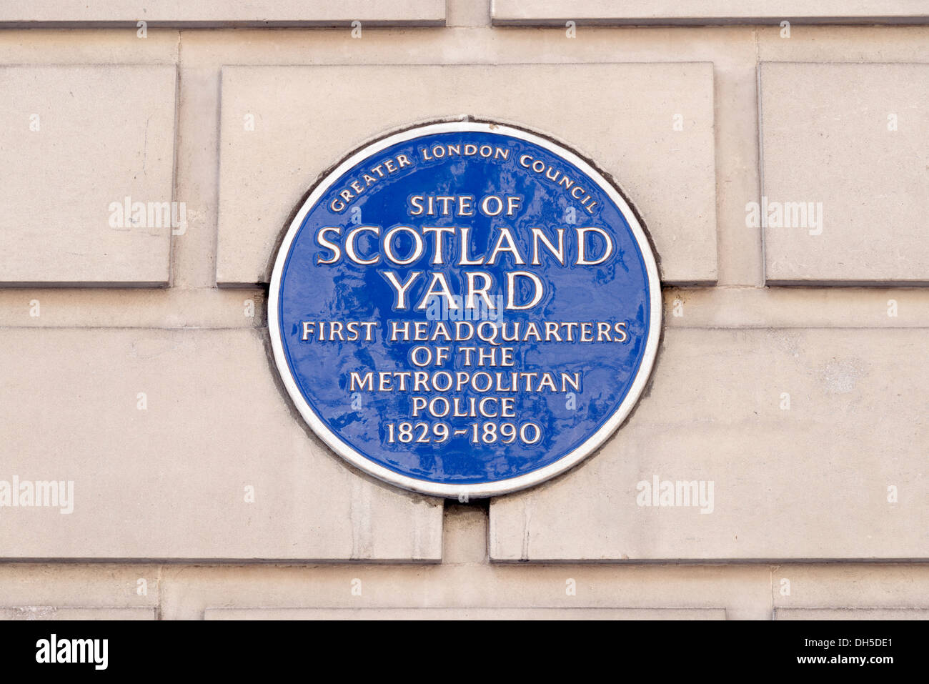 Plaque bleue sur le site de la première siège de Scotland Yard, Whitehall, Londres, Angleterre, RU Banque D'Images