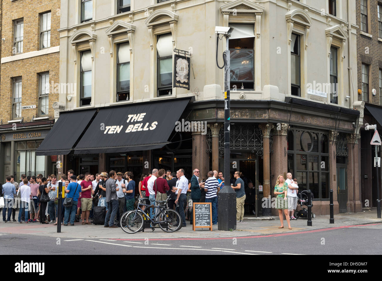 Les personnes qui boivent à l'extérieur dix cloches pub à Spitalfields, Londres, Angleterre, Royaume-Uni Banque D'Images