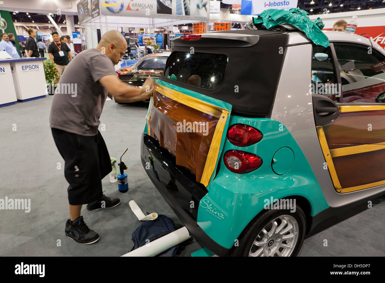Installation technicien emballage sur le SmartCar voiture vinyle Banque D'Images