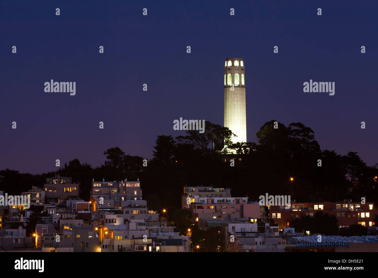 La Coit Tower sur Telegraph Hill - San Francisco, CA Banque D'Images