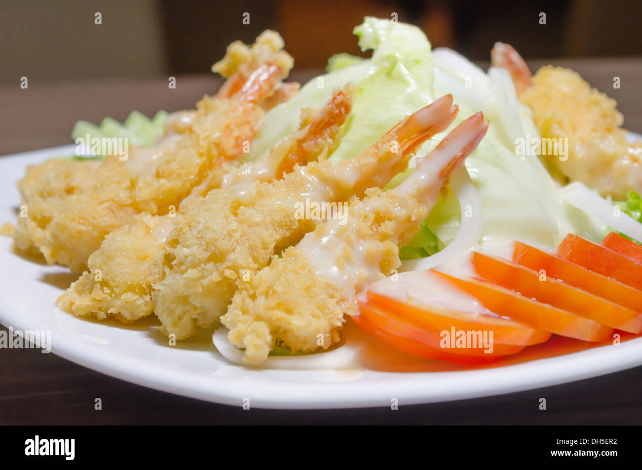 Crevettes frites et salade de légumes frais sur le plat blanc Banque D'Images