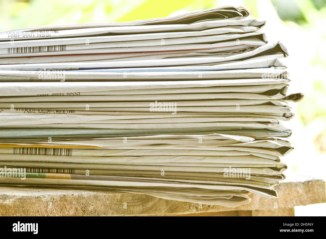 Pile de journaux mis sur le plancher en bois Banque D'Images