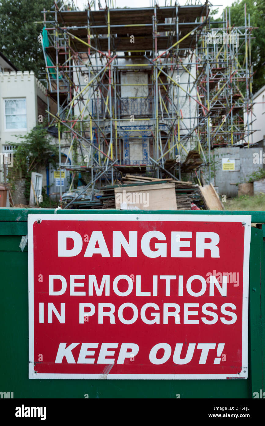 Danger, Démolition en cours, Garder hors signe, London, England, UK Banque D'Images