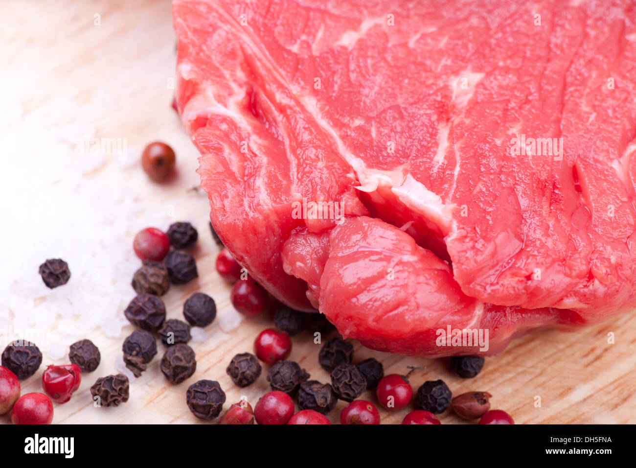 Croupe frais pavé de boeuf avec du poivre noir et rouge Banque D'Images