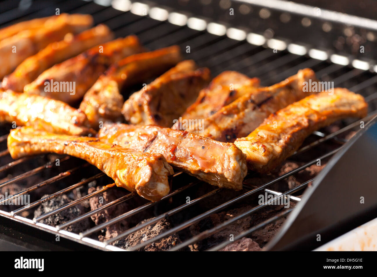 Spare Ribs cuisson sur barbecue Banque D'Images