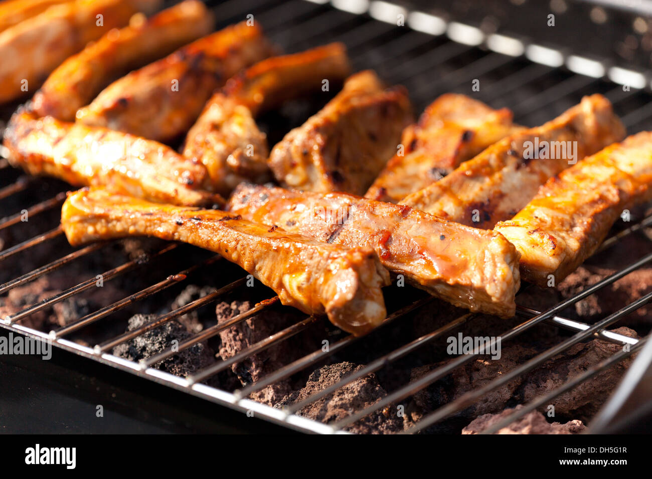 Spare Ribs cuisson sur barbecue Banque D'Images