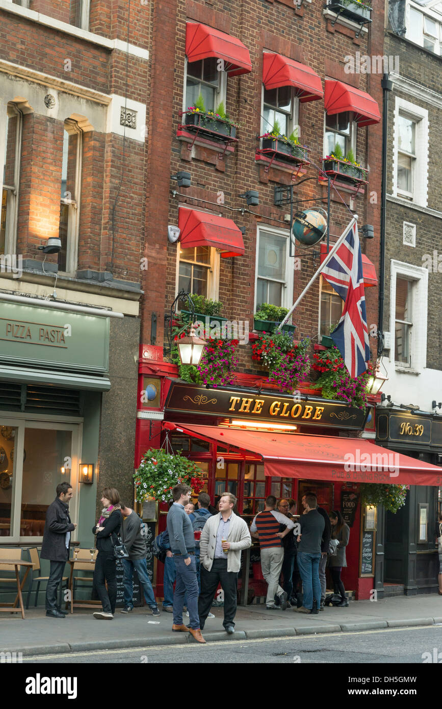 Les personnes qui boivent à l'extérieur de la planète pub, Bow Street, London, England, UK Banque D'Images