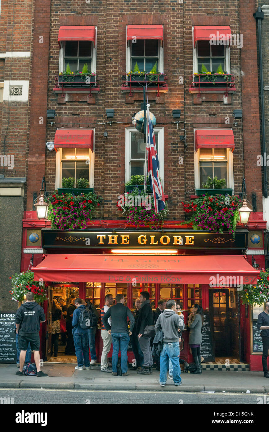 Les personnes qui boivent à l'extérieur de la planète pub, Bow Street, London, England, UK Banque D'Images