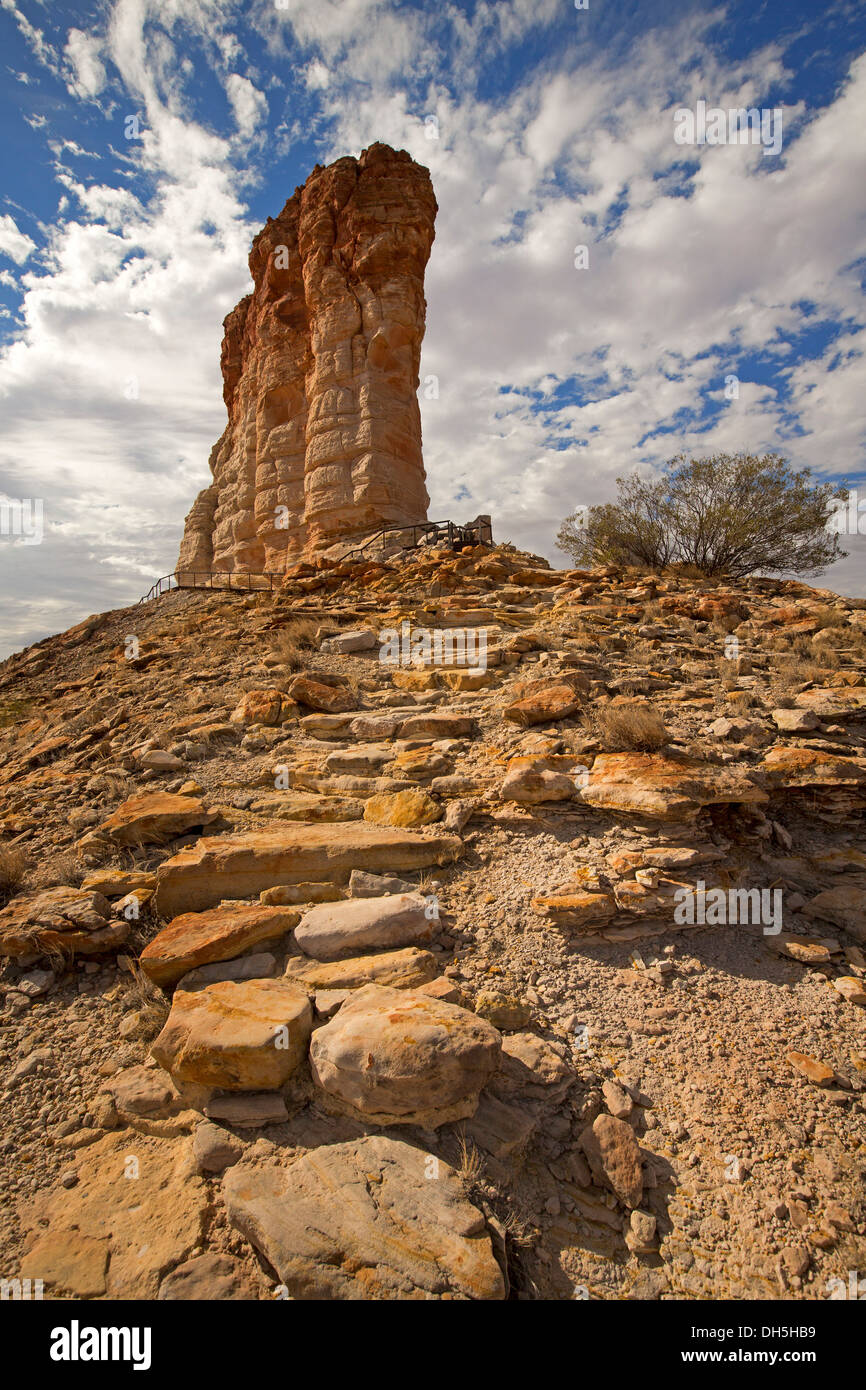 Stark outback australien - immense paysage rocheux rouge Chambres de la colonne pilier spearing dans Ciel bleu avec des touffes de nuages blancs Banque D'Images