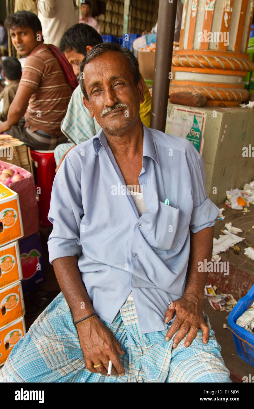 Vendeur de marché à un décrochage au cours d'une pause-cigarette, Babu, vieux bazar Dhaka, Dhaka, Bangladesh, l'Asie du Sud, Asie Banque D'Images