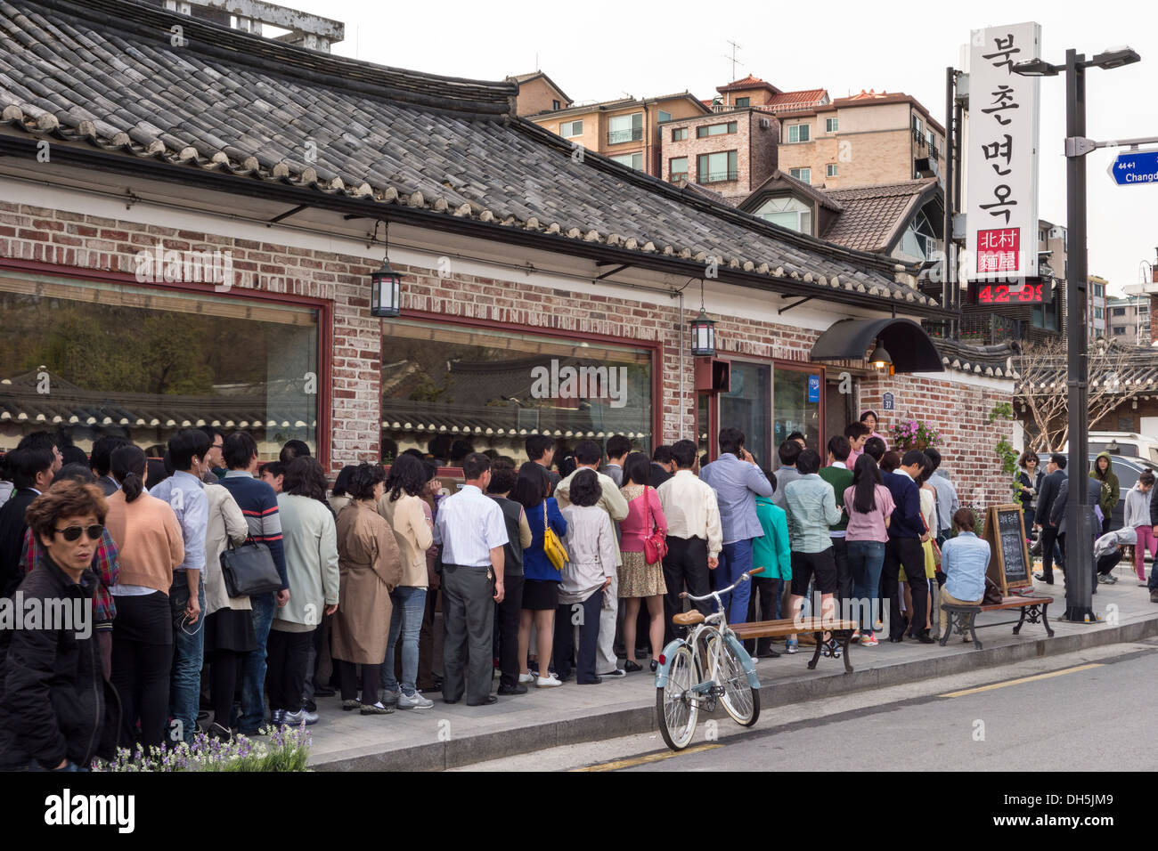 Longue file d'attente des gens à l'extérieur d'un restaurant, Séoul, Corée (en fait c'est un lieu de tournage) Banque D'Images