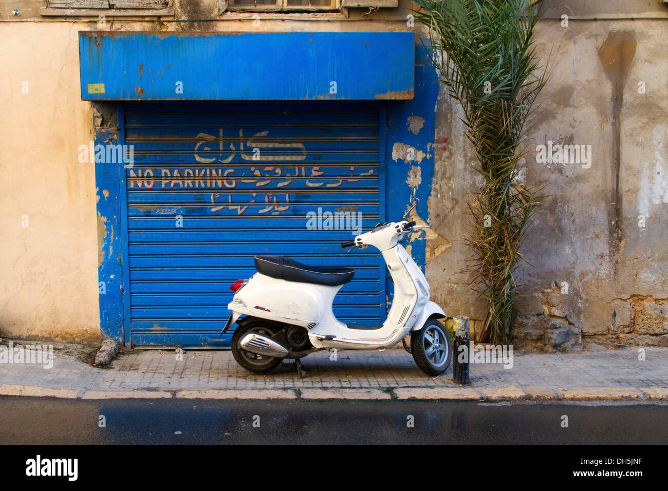 Scooter stationnés illégalement en face d'une sortie de garage, Beyrouth, Liban Banque D'Images