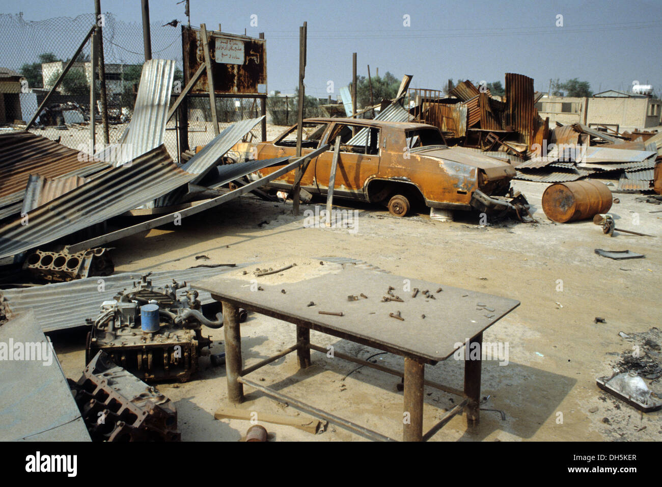 La suite de la guerre du Golfe en 1991 au Koweit : dévastation dans le champ de pétrole de Wafra Al. Banque D'Images