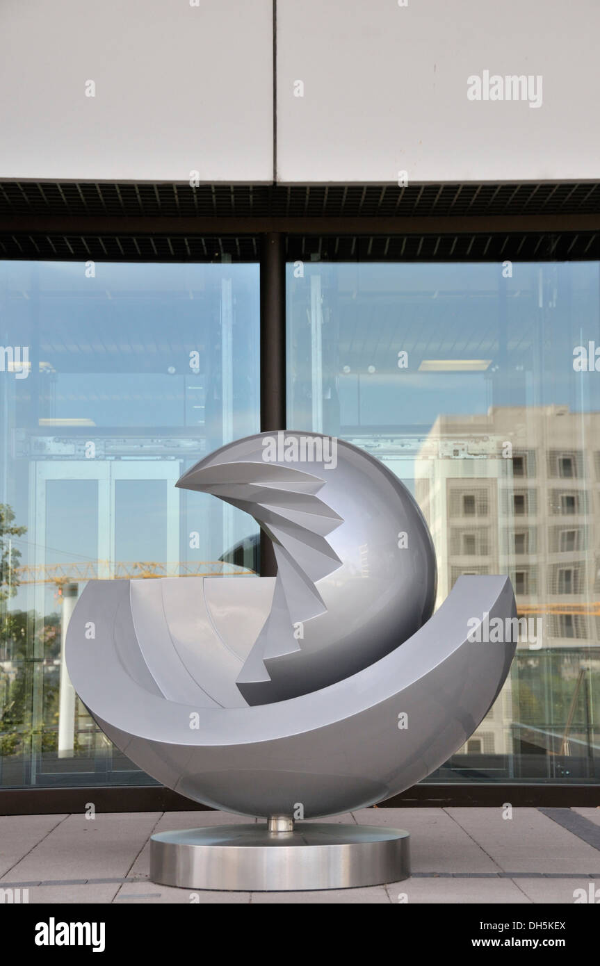 Objet sphérique, Motion par Hans Dieter Bohn en face de GENO-Haus, siège et symbole de l'Wuerttembergischer Banque D'Images
