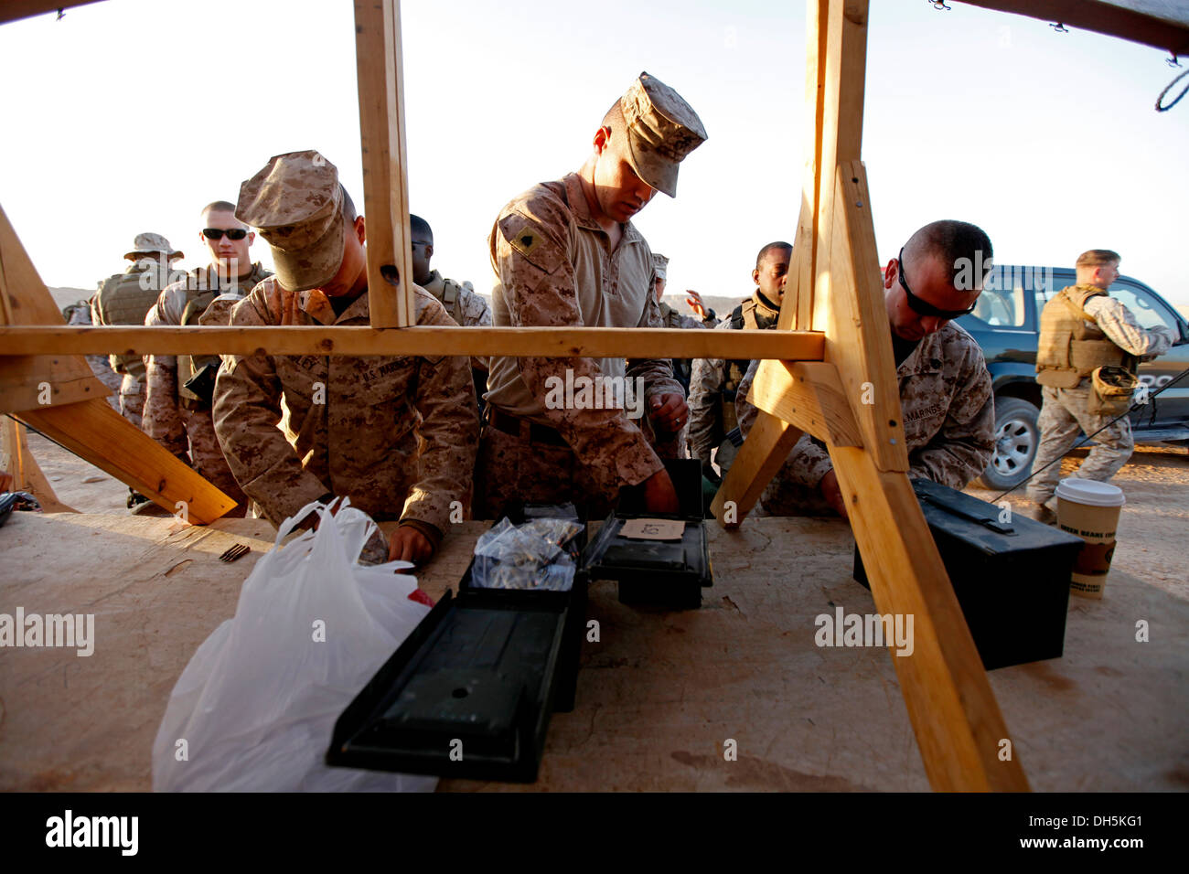 Les Marines américains avec le Siège, 2nd Marine Aircraft Wing (avant), distribuer des munitions pendant une bataille Vue zéro (BZO) cours au Camp Sapadalure, province de Helmand, Afghanistan, le 25 octobre 2013. Un BZO a été effectuée afin de maintenir les compétences avec la M16/M Banque D'Images