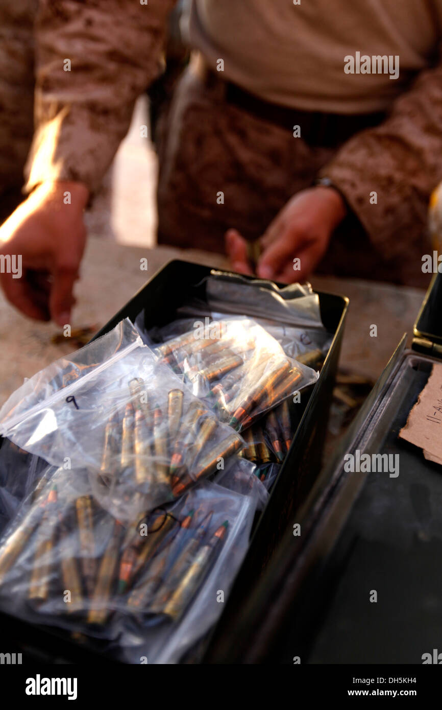 Le sergent du Corps des Marines des États-Unis. Zachary D. Young, un chef de la gestion de l'entretien avec le Siège, 2nd Marine Aircraft Wing (avant), distribue des munitions pendant une bataille Vue zéro (BZO) cours au Camp Sapadalure, province de Helmand, Afghanistan, le 25 octobre 2013 Banque D'Images