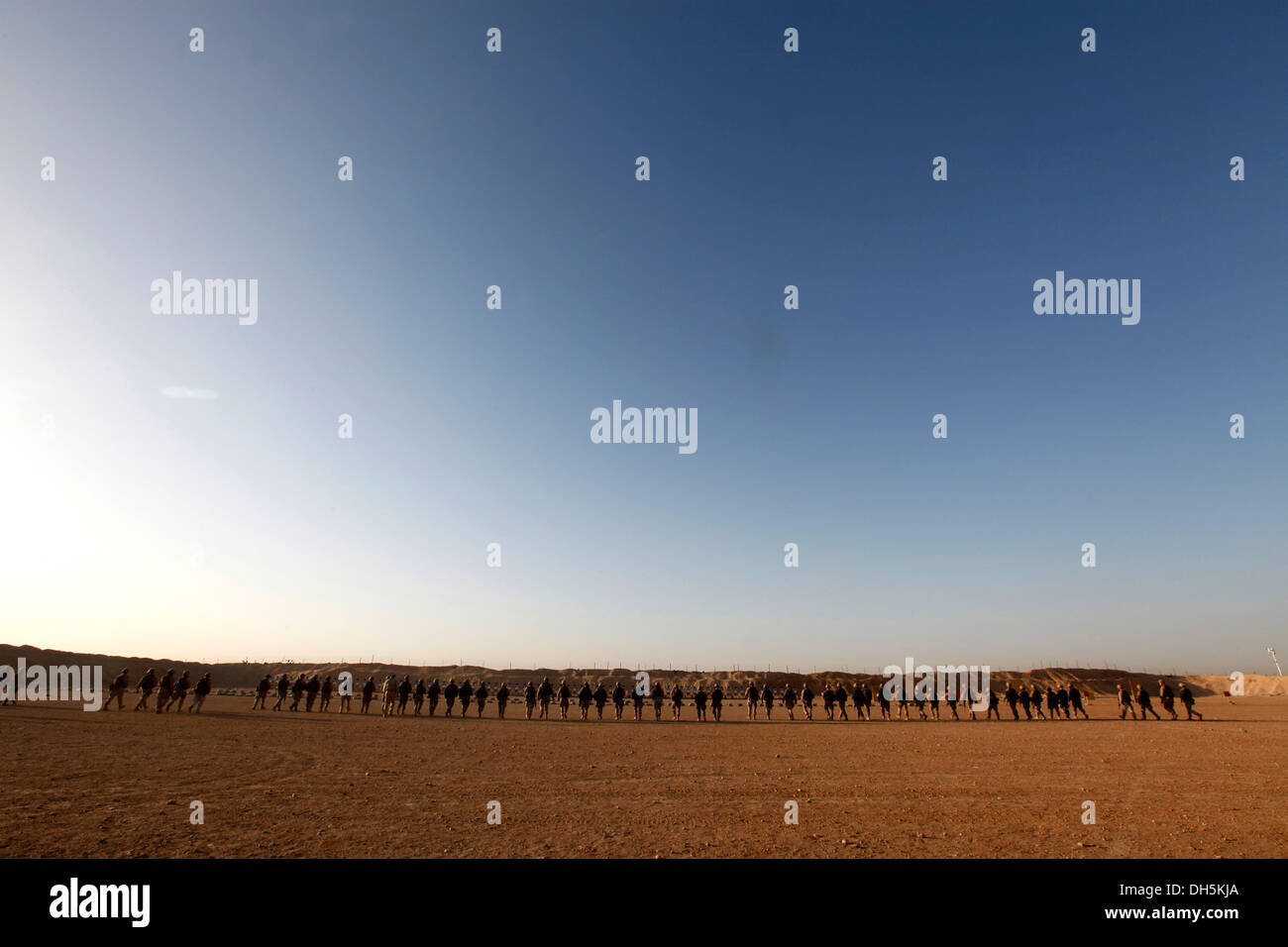 Les Marines américains avec le Siège, 2nd Marine Aircraft Wing (avant), de mener une bataille Vue zéro (BZO) vont au Camp Sapadalure, province de Helmand, Afghanistan, le 25 octobre 2013. Un BZO a été effectuée afin de maintenir les compétences avec la M16/M4 service rifles question Banque D'Images