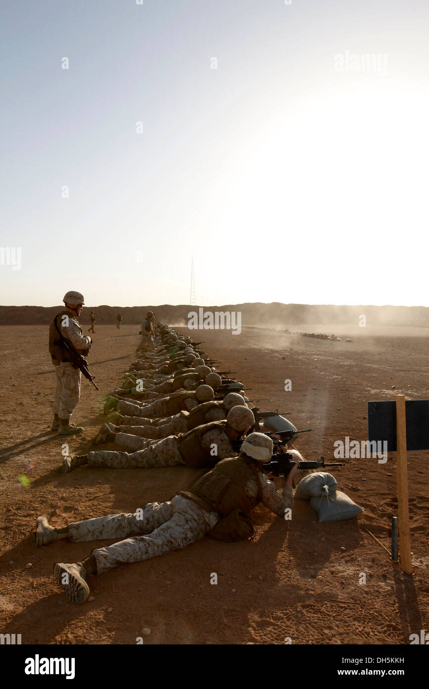 Les Marines américains avec le Siège, 2nd Marine Aircraft Wing (avant), le feu leur M16/M4 service rifles pendant une bataille vue 0 Banque D'Images