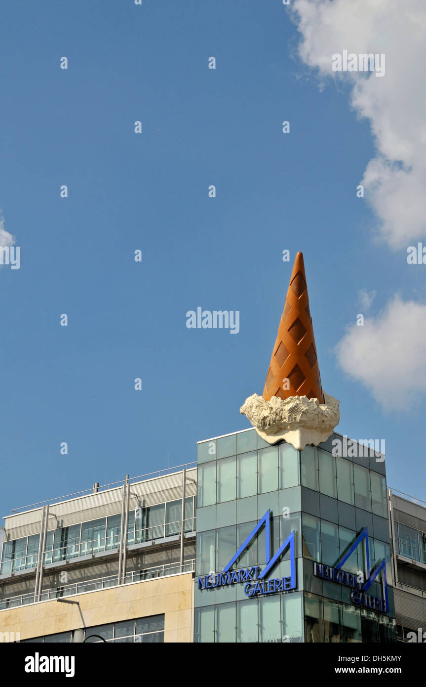 Cône tombé sculpture, par Claas Oldenburg et Coosje van Bruggen, art sur un bâtiment, place Neumarkt, Cologne Banque D'Images