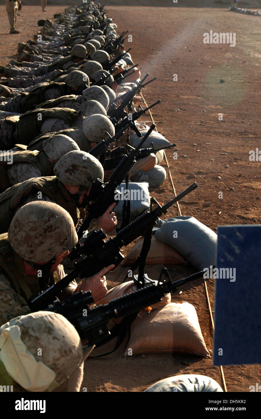 Les Marines américains avec le Siège, 2nd Marine Aircraft Wing (avant), de mener une bataille Vue zéro (BZO) vont au Camp Sapadalure, province de Helmand, Afghanistan, le 25 octobre 2013. Un BZO a été effectuée afin de maintenir les compétences avec la M16/M4 service rifles question Banque D'Images