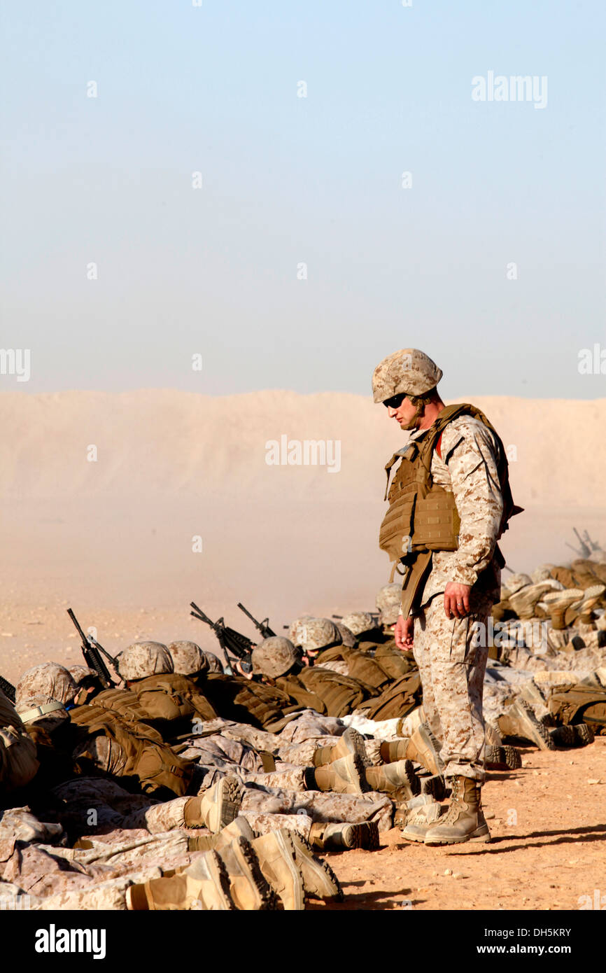 Le Lieutenant-colonel du Corps des Marines américain Christian Ward, un groupe 3 sous-marines avec l'aile (avant), supervise les Marines américains au cours d'une bataille Vue zéro (BZO) vont au Camp Sapadalure, province de Helmand, Afghanistan, le 25 octobre 2013. Un BZO a été effectuée à mainta Banque D'Images