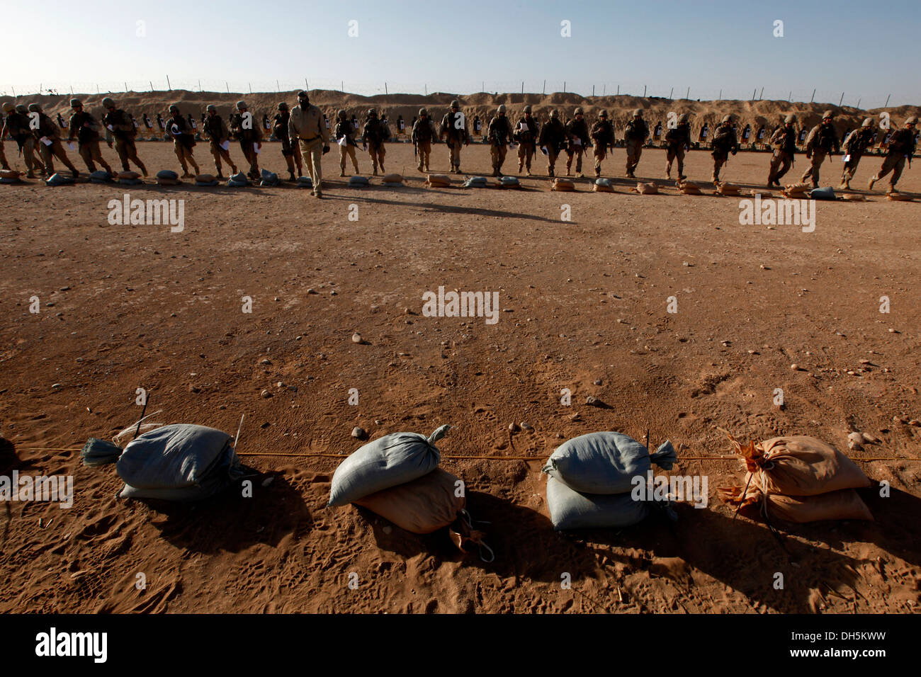 Les Marines américains avec le Siège, 2nd Marine Aircraft Wing (avant), de mener une bataille Vue zéro (BZO) vont au Camp Sapadalure, province de Helmand, Afghanistan, le 25 octobre 2013. Un BZO a été effectuée afin de maintenir les compétences avec la M16/M4 service rifles question Banque D'Images