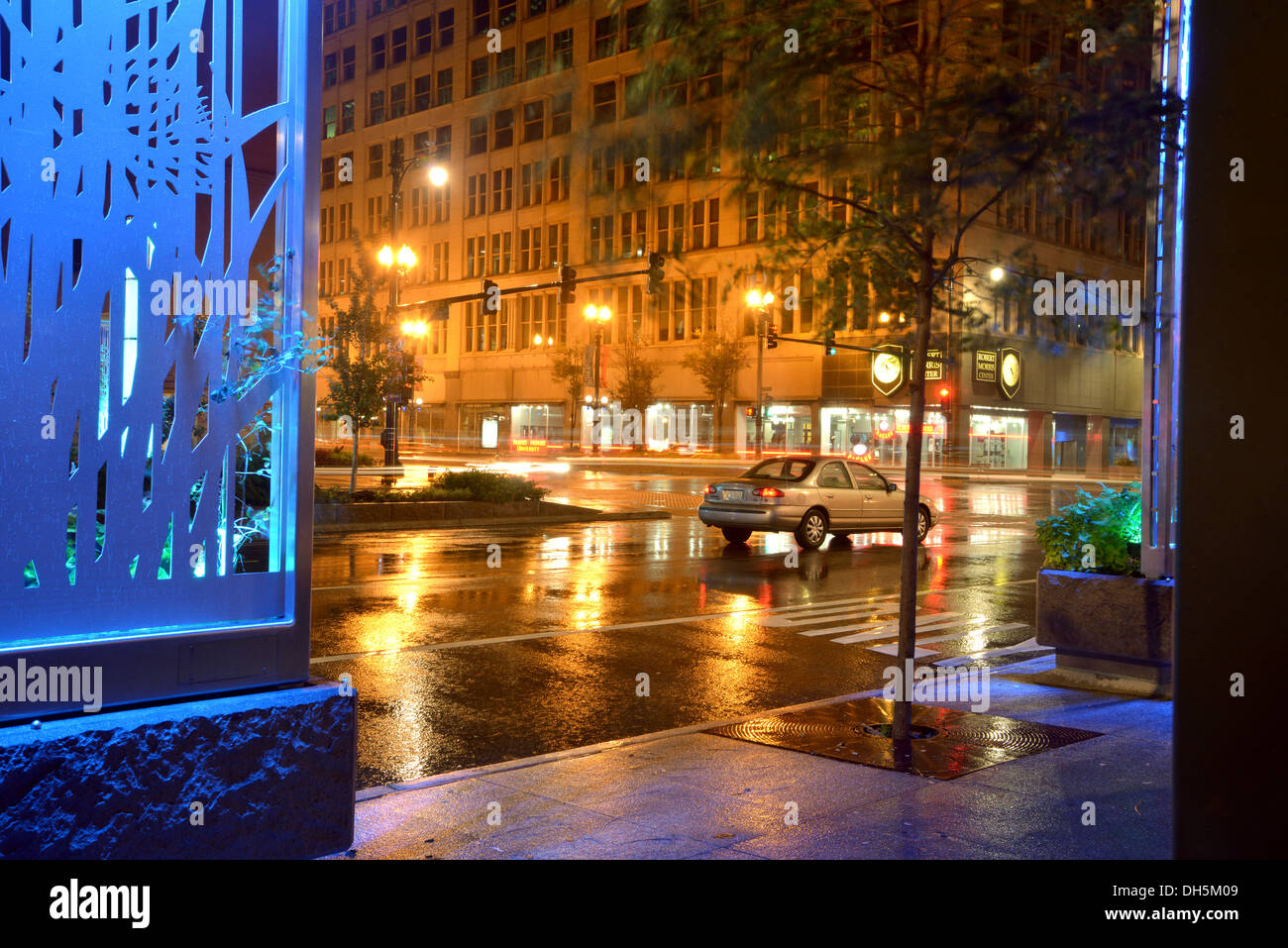 Tôt le matin, le dirigeant d'une voiture se trouve sous la pluie à une jonction à Chicago près de South State Street et Van Buren Banque D'Images