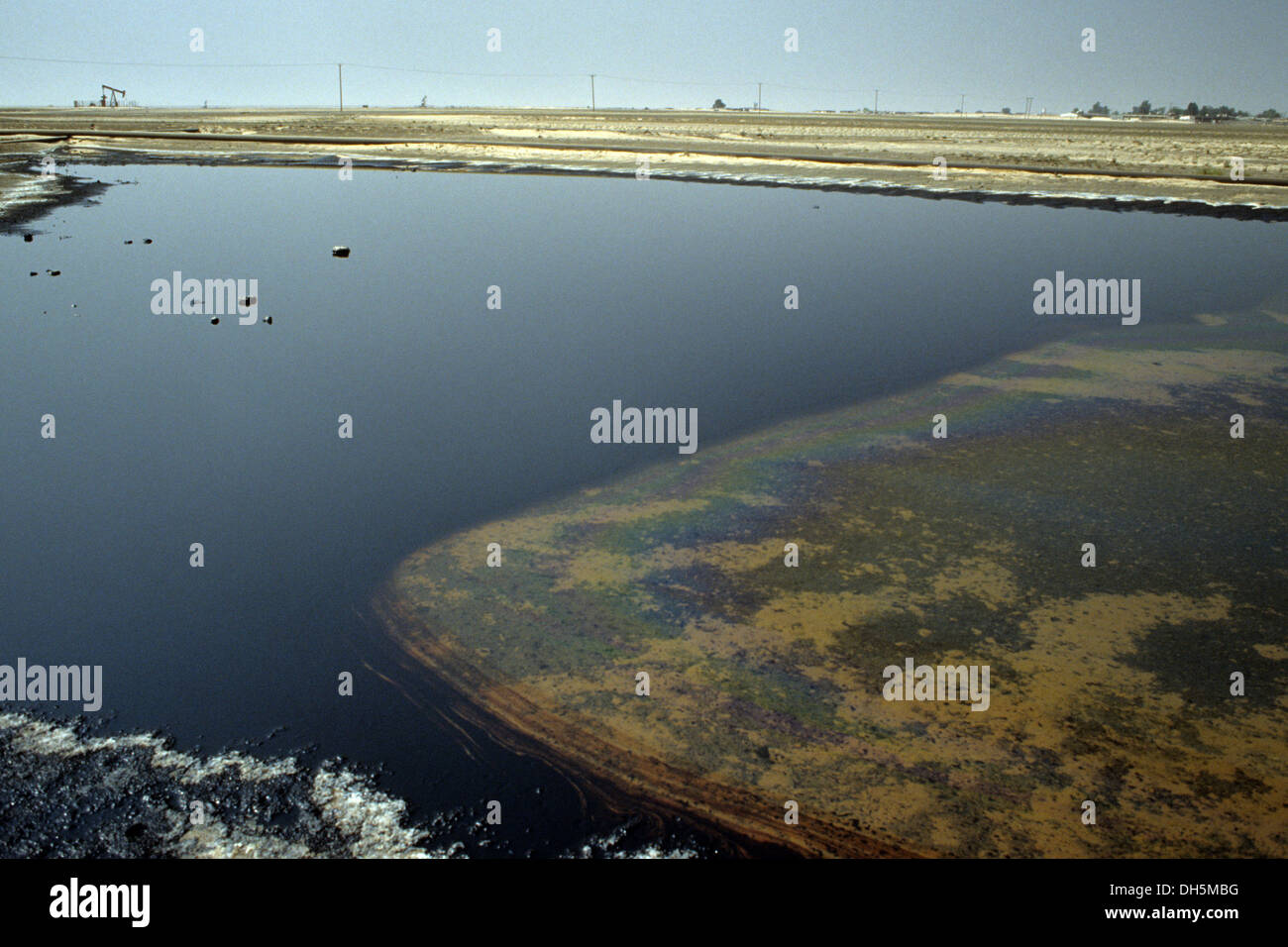 La suite de la guerre du Golfe en 1991 au Koweït : le lac d'huile dans la région d'Al Wafra. Banque D'Images